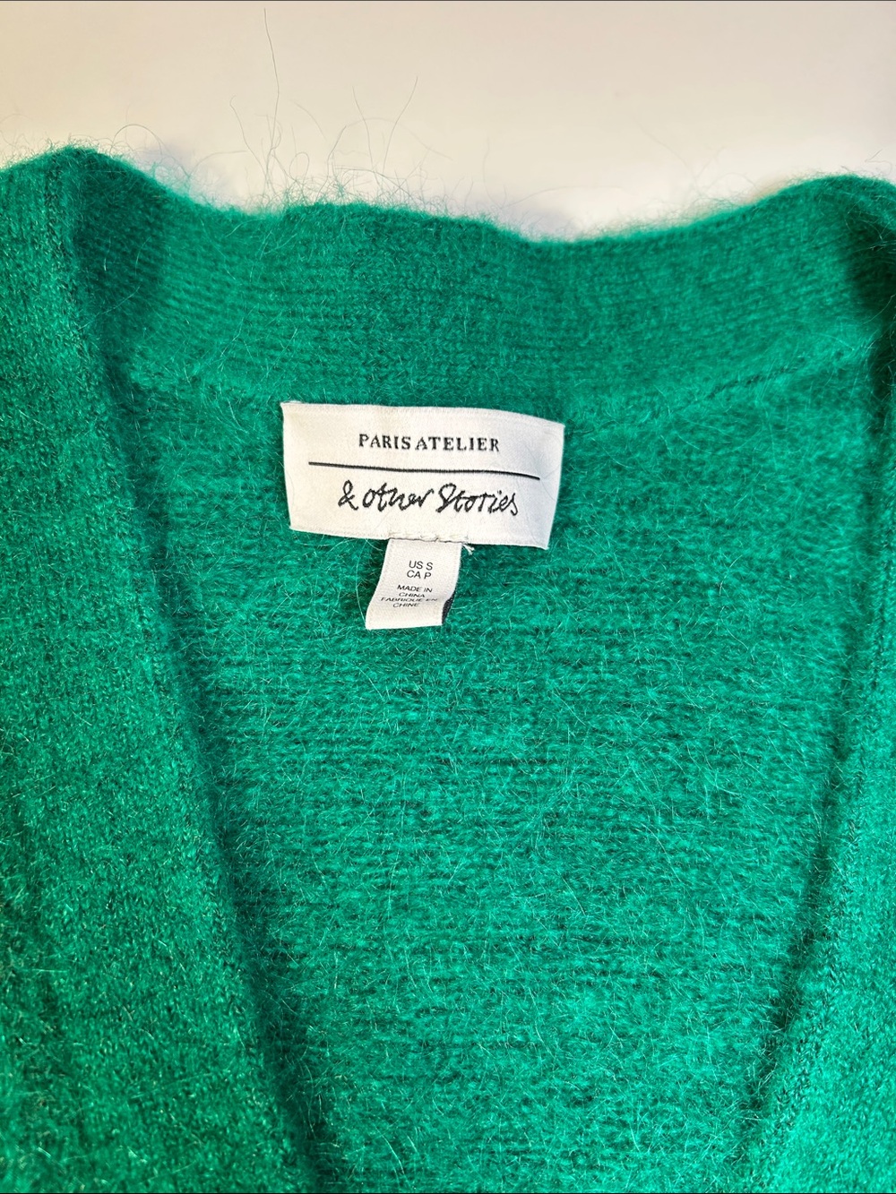 & other stories Green cardigan w dolphin buttons - Picture 2 of 6